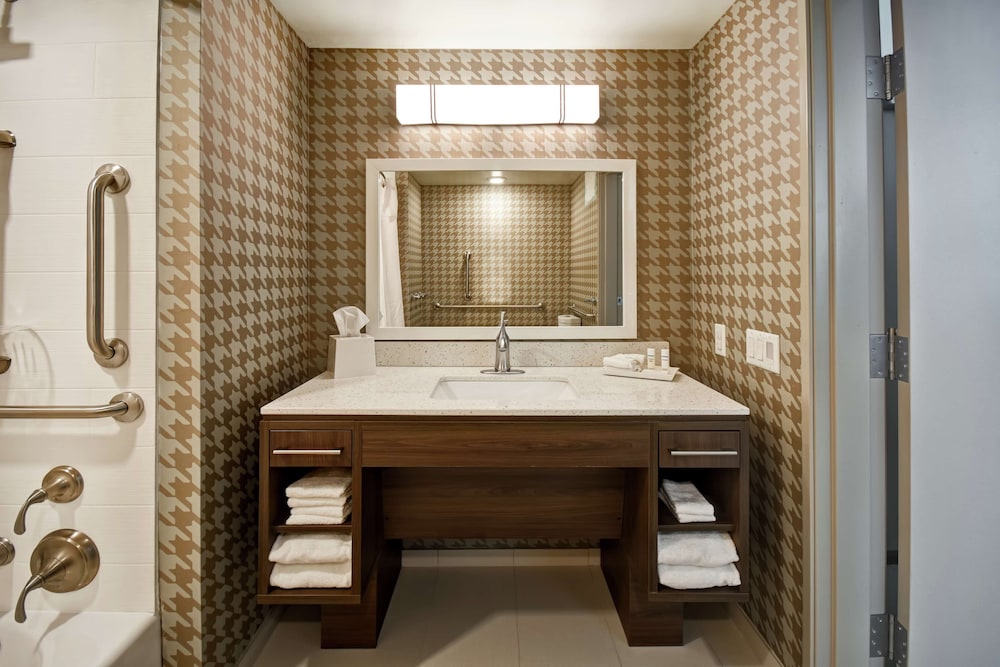Studio, 1 Queen Bed, Accessible, Bathtub
