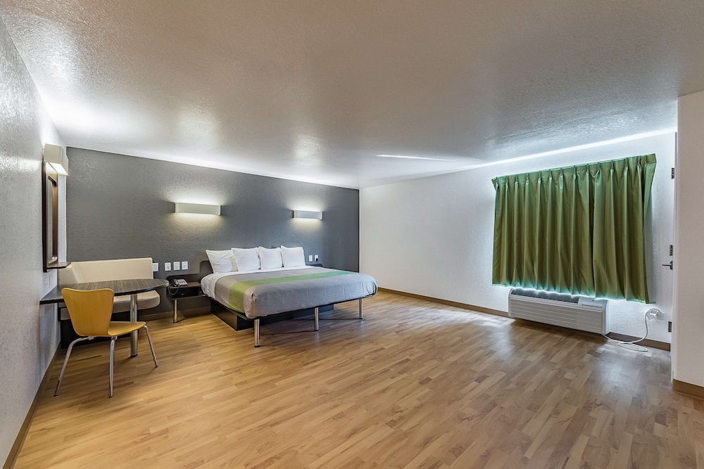 Deluxe Suite, 2 Queen Beds, Non Smoking, Kitchenette - Photo 3