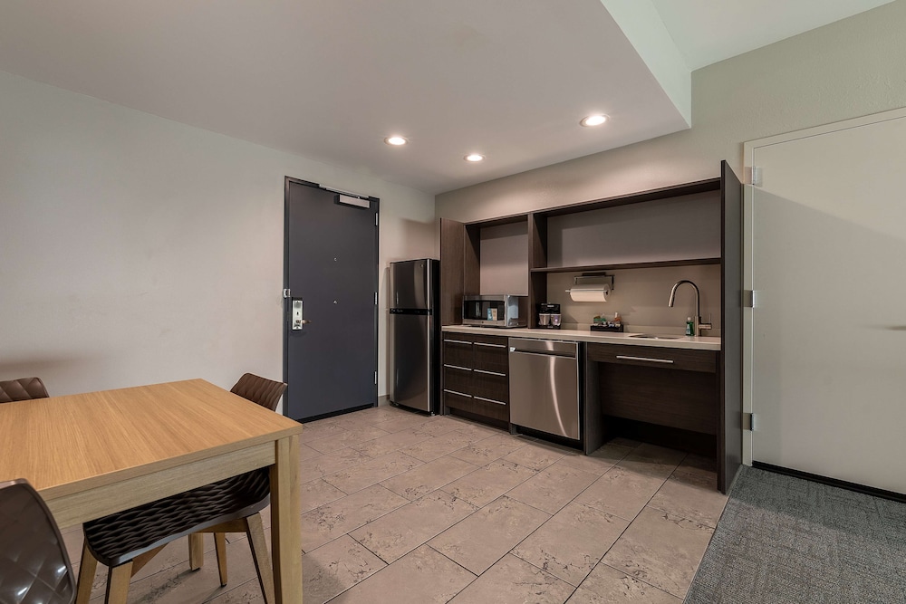 Suite, 1 King Bed, Accessible, Bathtub - Photo 2