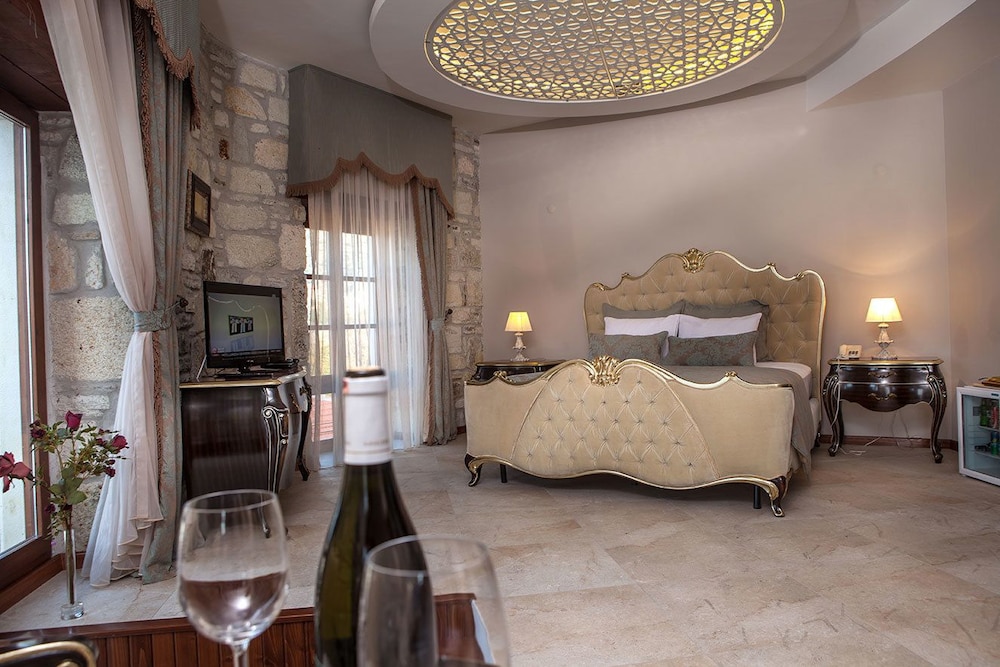Honeymoon Double Room, 1 King Bed photo 3