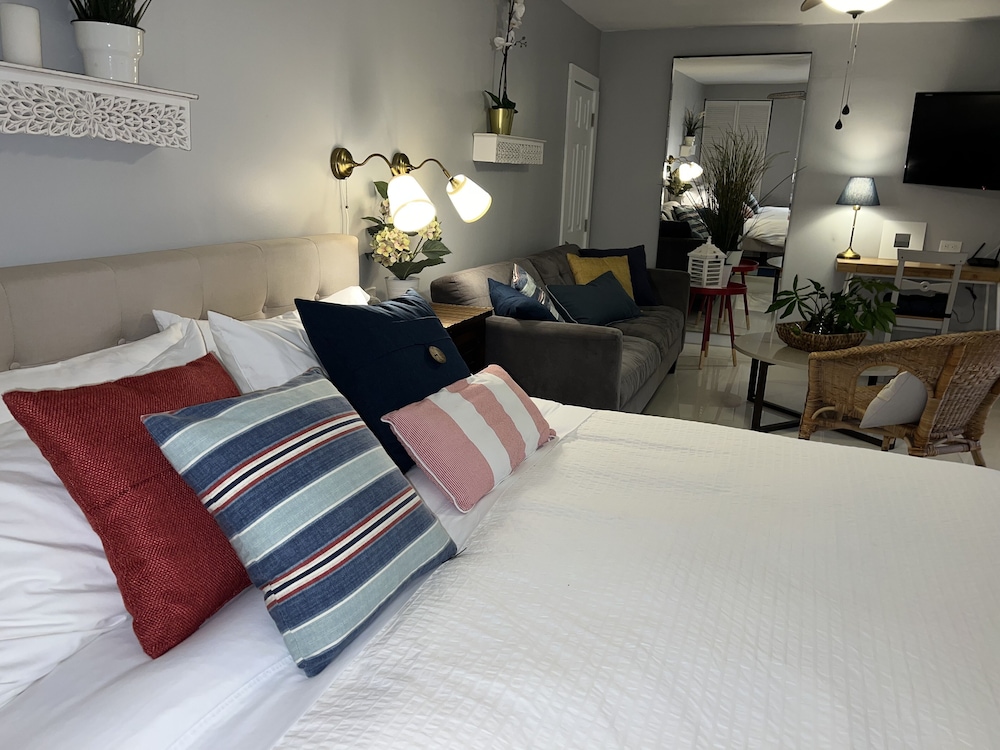 Relaxing Studio with Patio, 1 King bed, non smoking   (no  pool access) photo 2