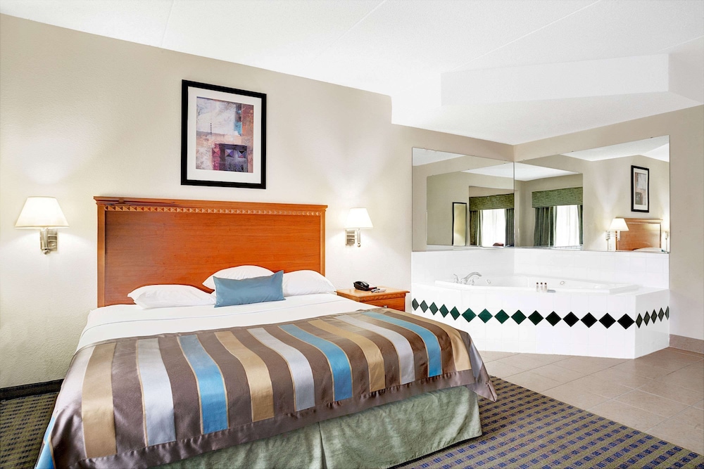 Deluxe Studio Suite, 1 King Bed, Non Smoking - Photo 3