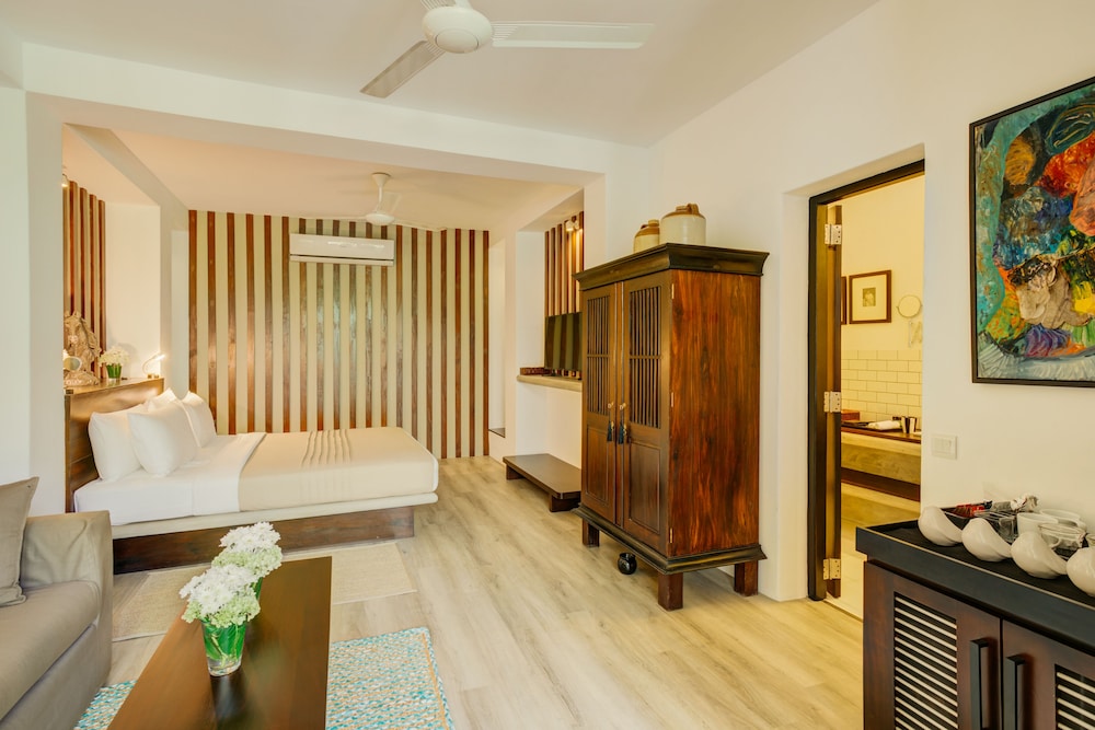 Deluxe King Room with Private Courtyard & Sitting Area photo 3