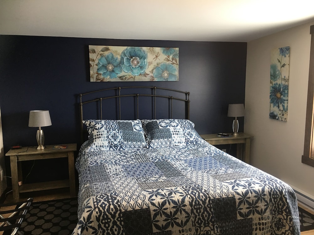 Traditional Room, 1 Queen Bed, Private Bathroom (Blue)