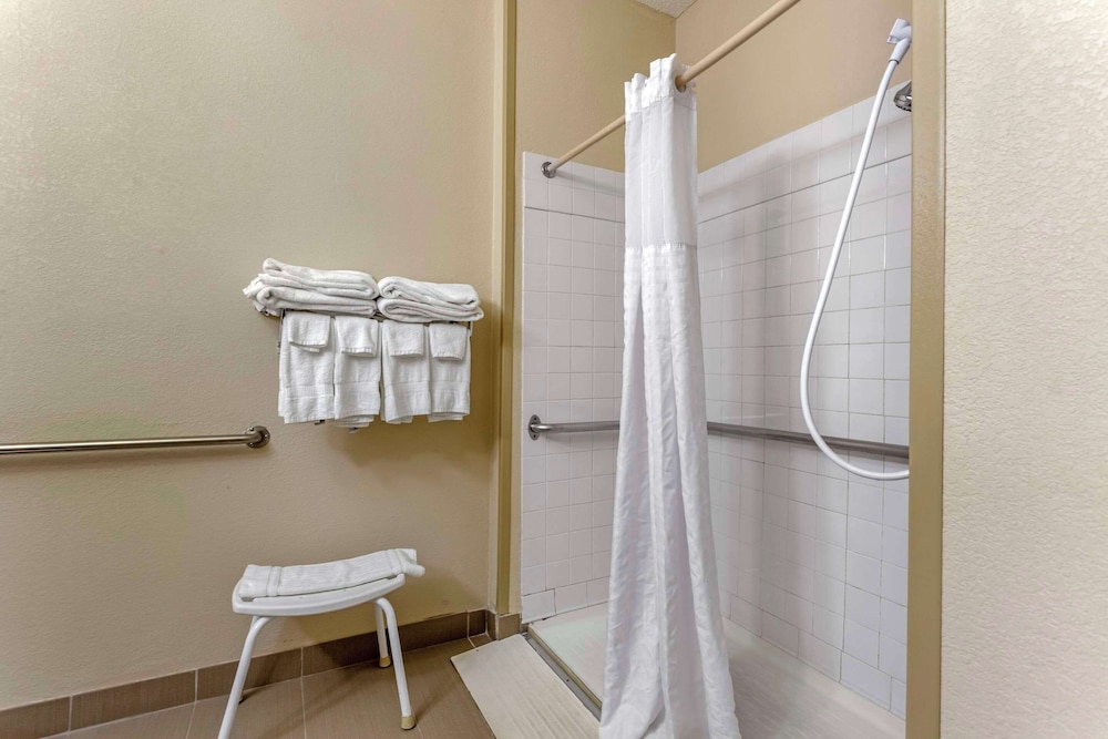 Room, 1 Queen Bed, Accessible, Non Smoking (Accessible Tub) - Photo 5