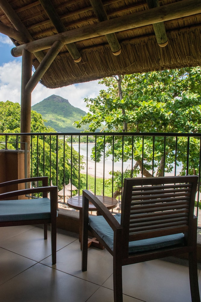 Deluxe Room, 1 King Bed with Sofa bed (Deluxe Beachfront Room) - Photo 4