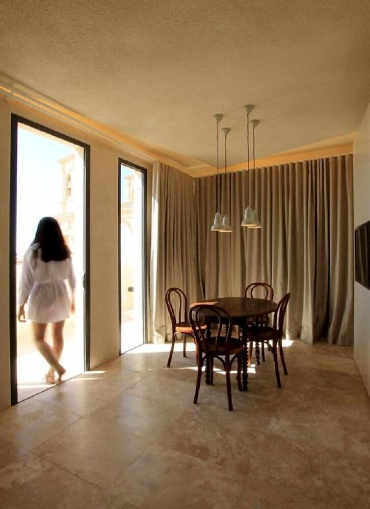 Honeymoon Suite, City View photo 3
