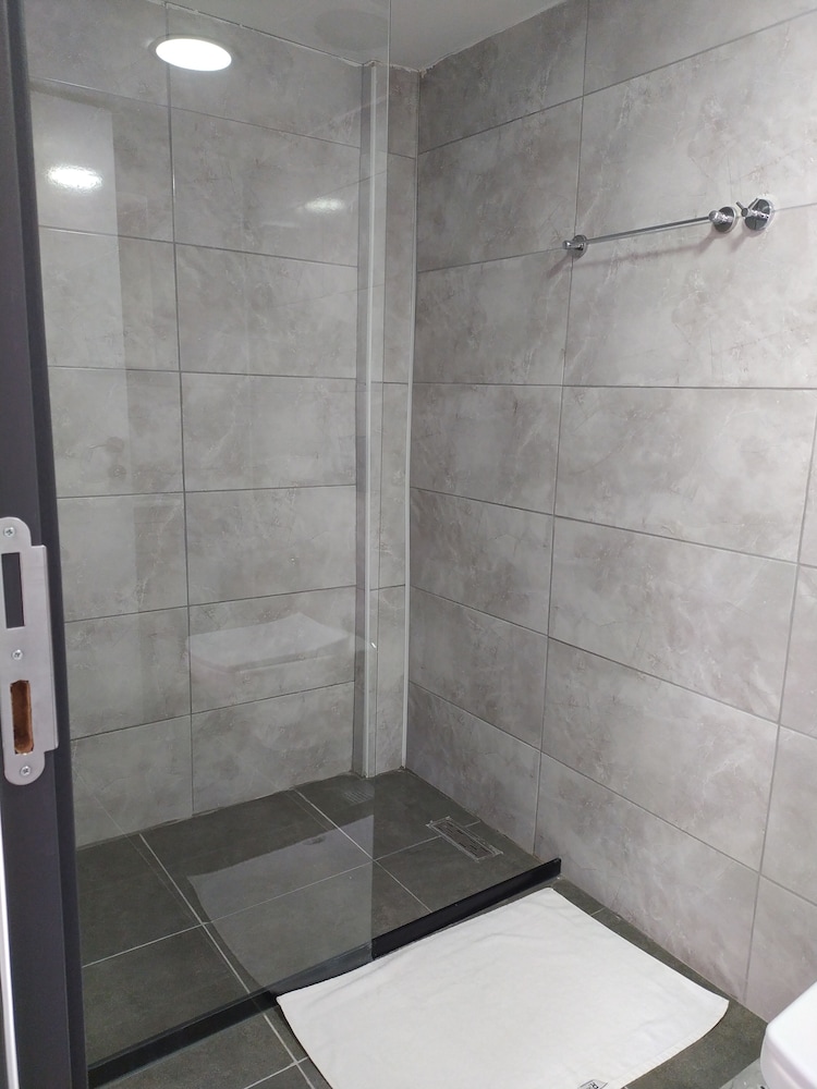 Standard Room, 1 Queen Bed, Ensuite, Corner photo 2