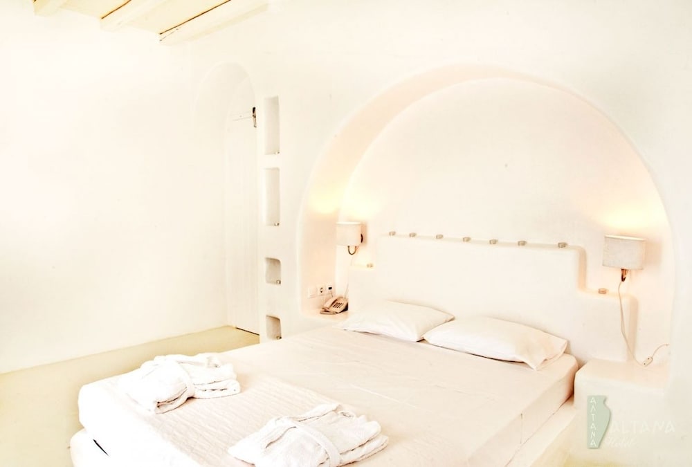 Deluxe Suite, Partial Sea View - Photo 4