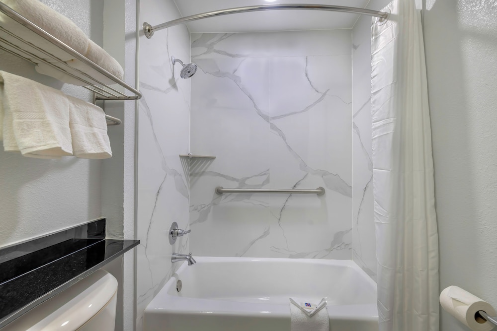 Deluxe Suite, 1 King Bed, Smoking, Refrigerator & Microwave - Photo 11