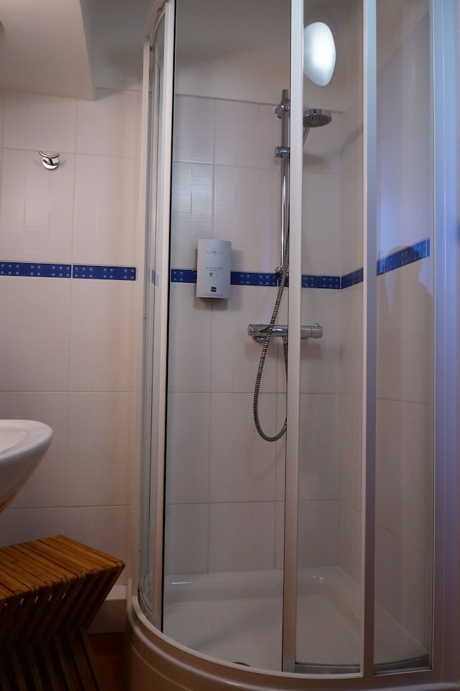Double Room with Shower, Harbour View - Photo 2