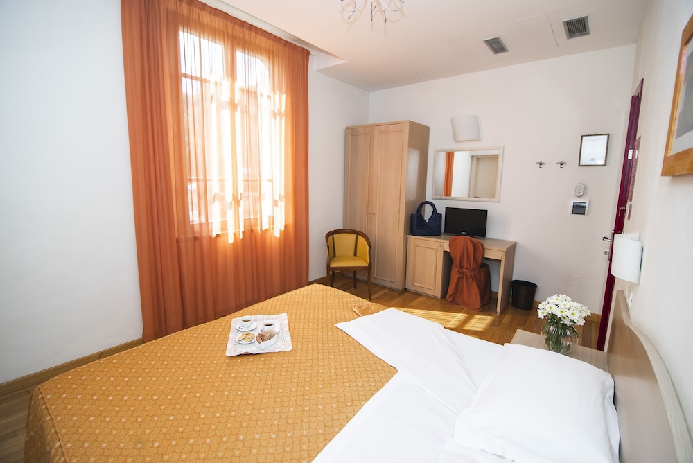 Standard Double or Twin Room - Photo 1