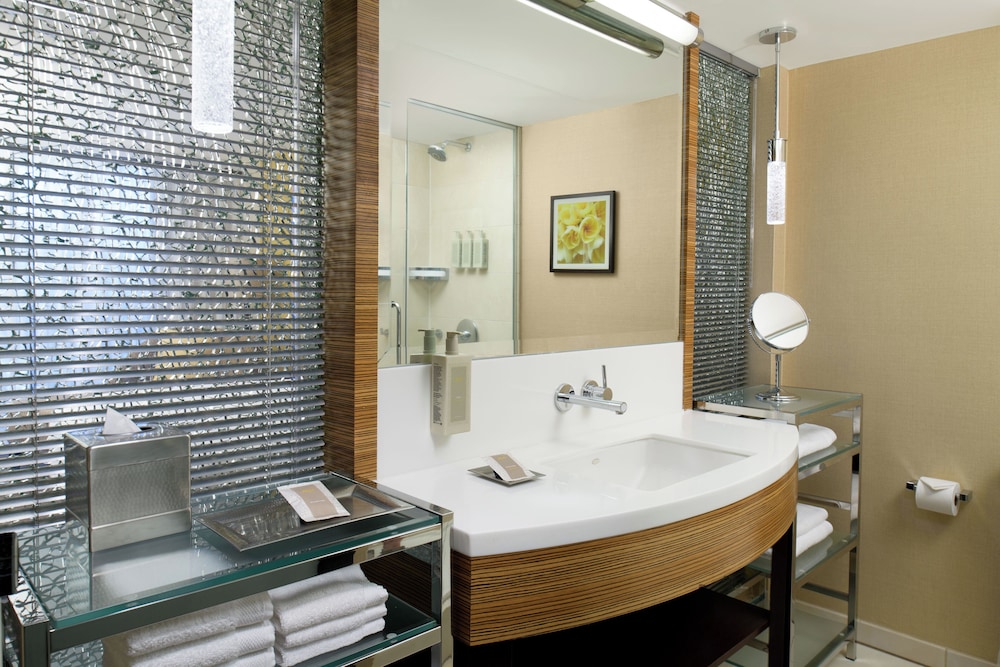 Room, 2 Double Beds, City View thumbnail 6