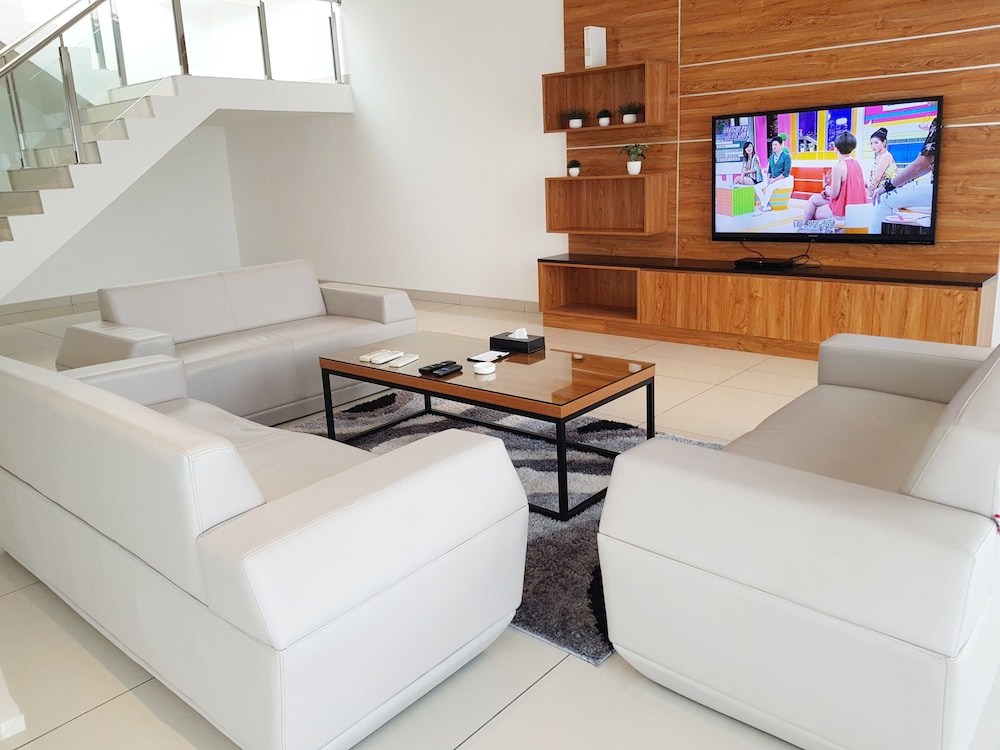 Executive Penthouse 3 plus 1 Bedroom Apartment