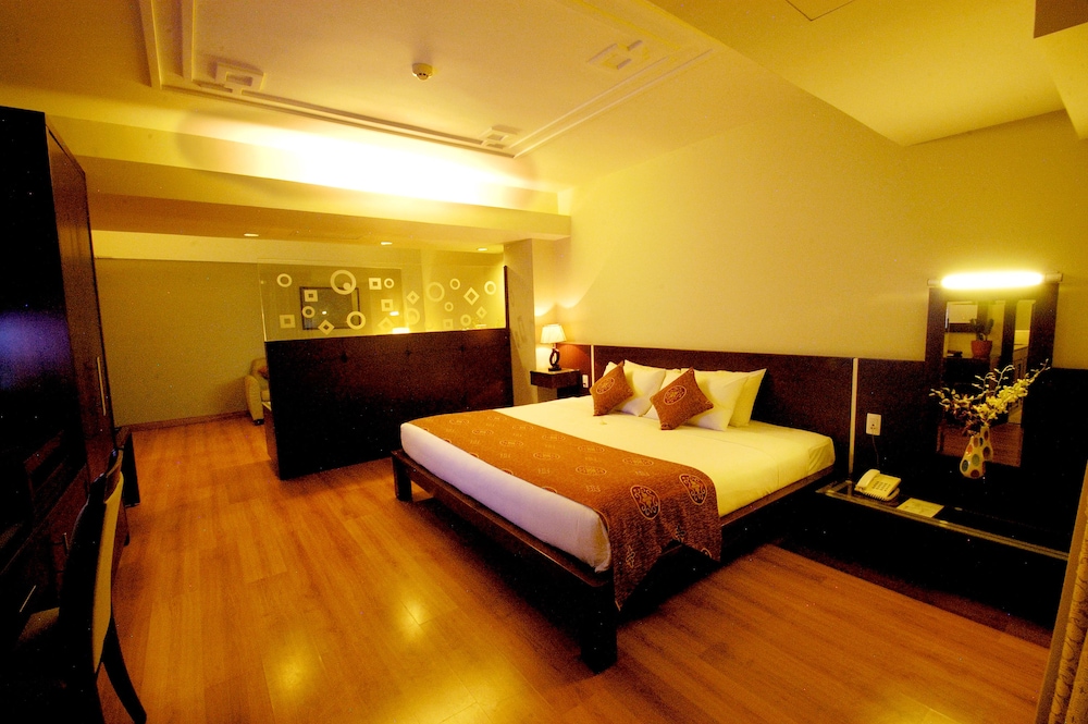 Junior Suite, 1 Queen Bed, City View - Photo 3