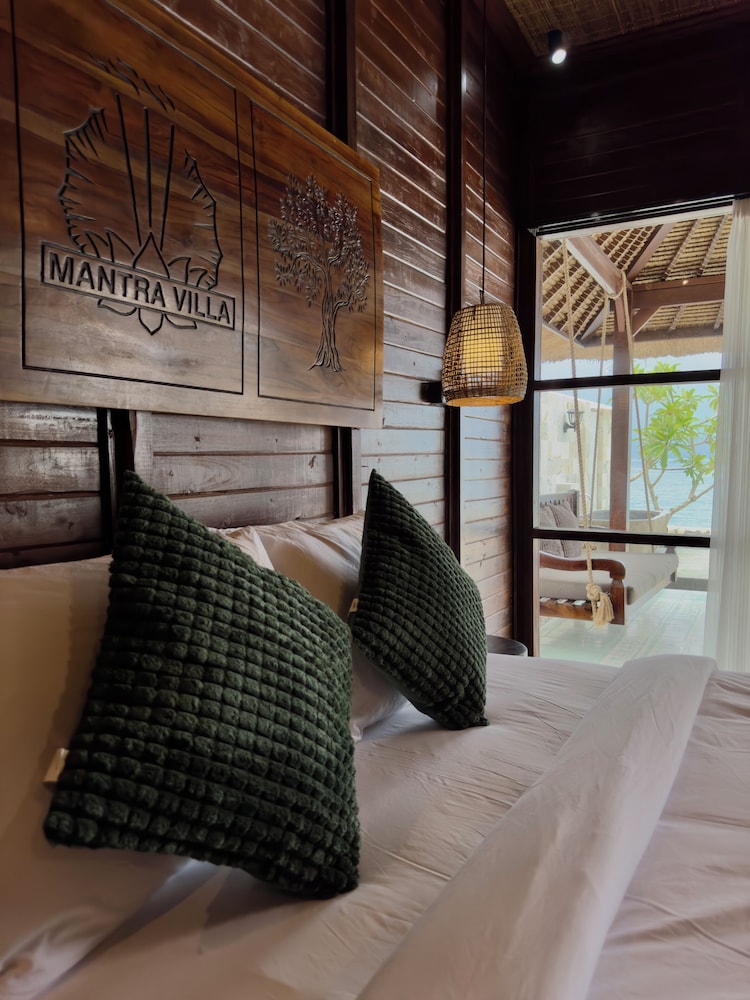 Executive Room, 1 King Bed, Beach View photo 2