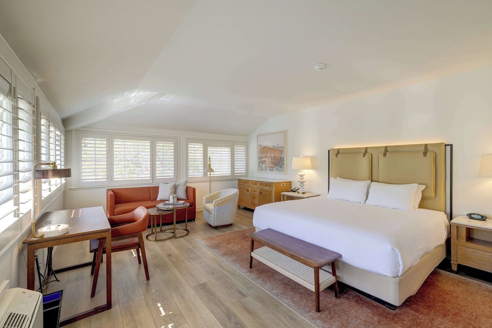 Room, 1 King Bed with Sofa bed, Corner photo 1
