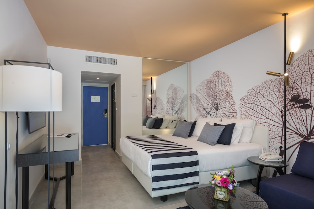 Room (Coral in Garden Wing)