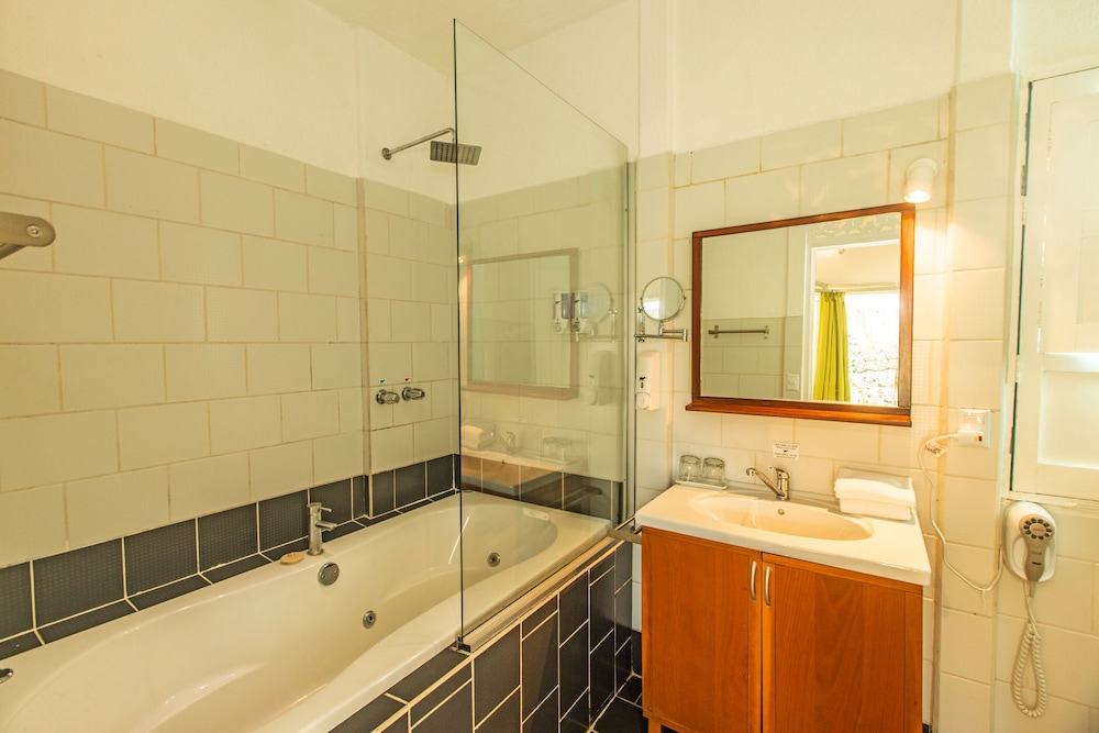 4-Person Superior Bungalow photo 2