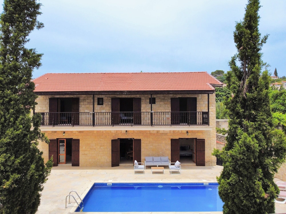 Luxury Villa photo 1