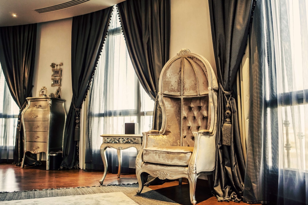 Superior Suite, 1 Bedroom, Club Lounge Access, City View (Palace Suite) thumbnail 5