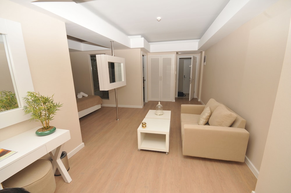Deluxe Room, Sea View thumbnail 6