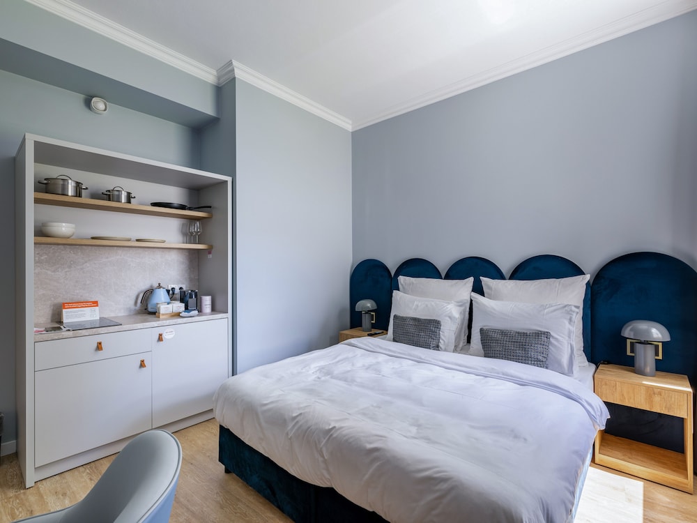 Medium Studio with Kitchenette - Photo 6