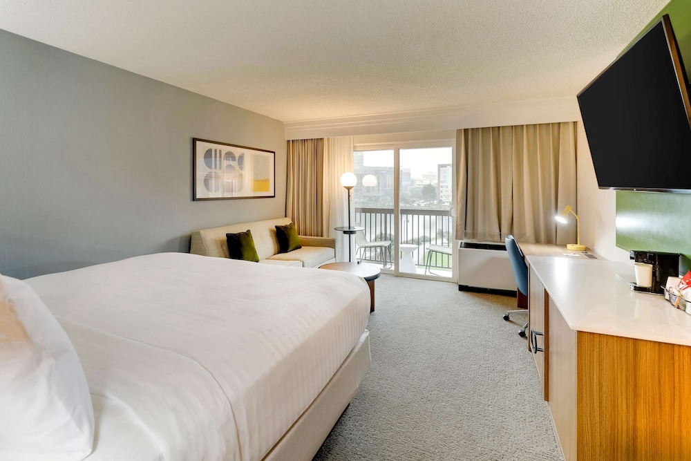 Deluxe Room, 1 King Bed with Sofa bed (Water View) - Photo 4