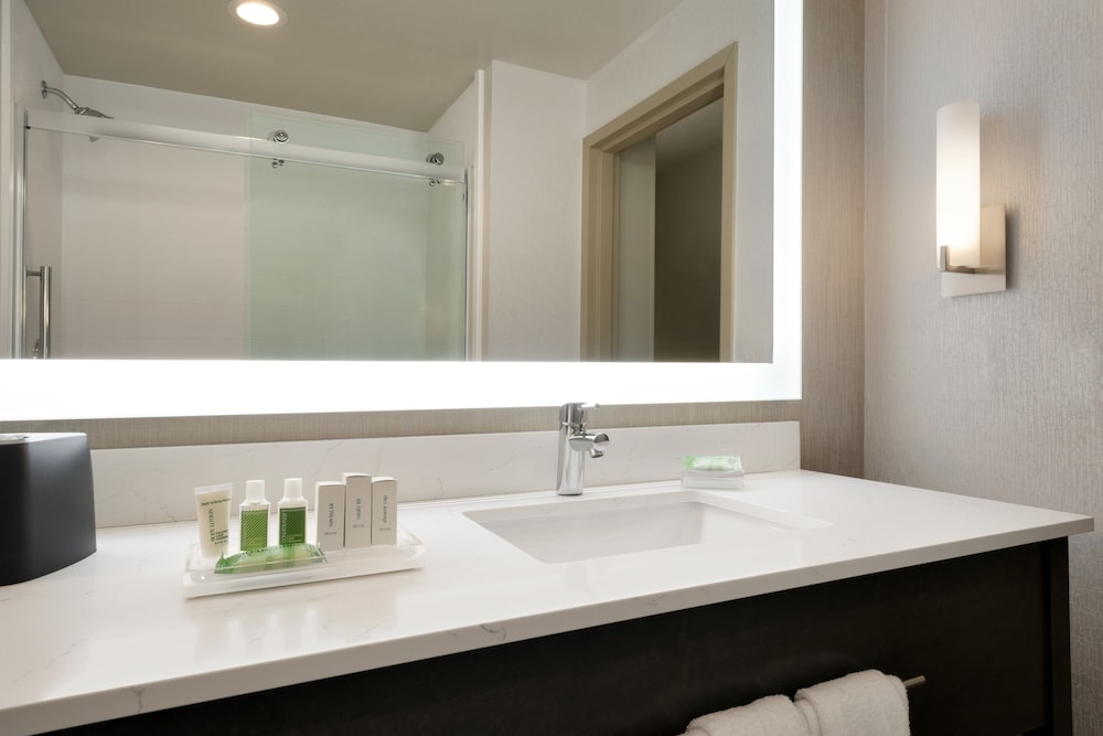 Suite, 2 Queen Beds, Accessible (Communications Accessible Roll Shwr) - Photo 6