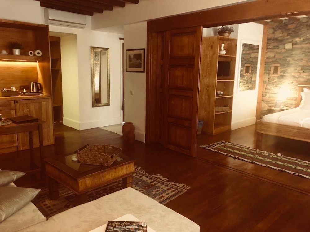 Deluxe Suite, 1 King Bed with Sofa bed, Sea View photo 2