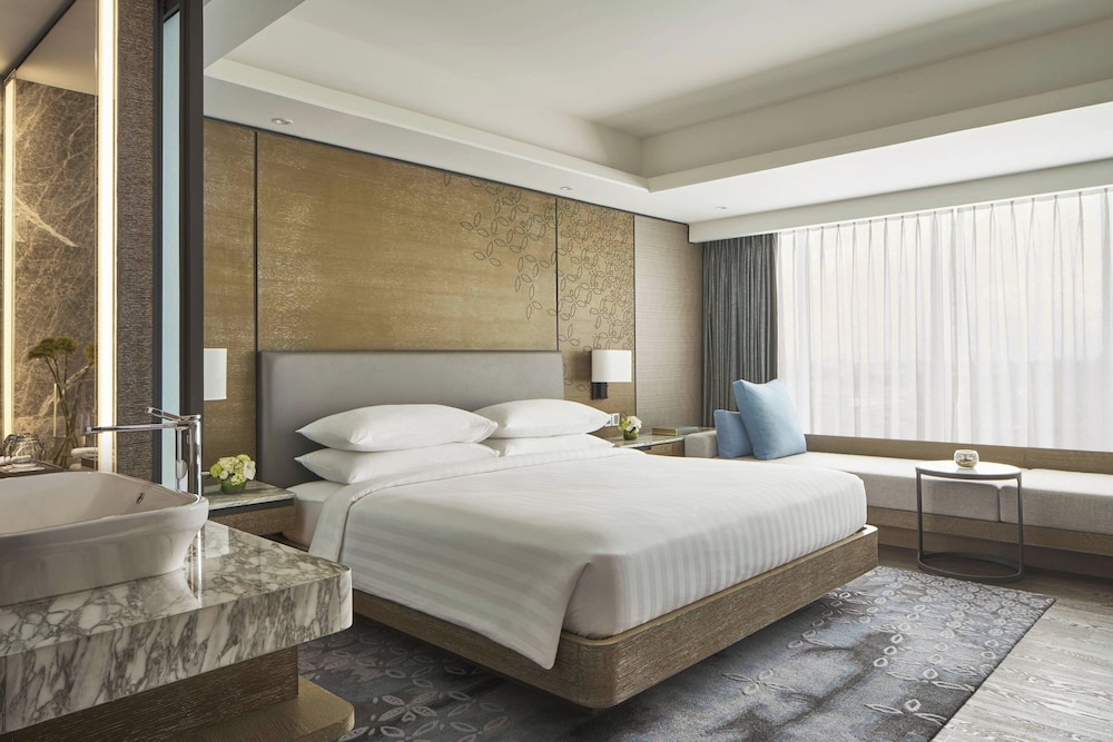 Deluxe Room, 1 King Bed photo 3