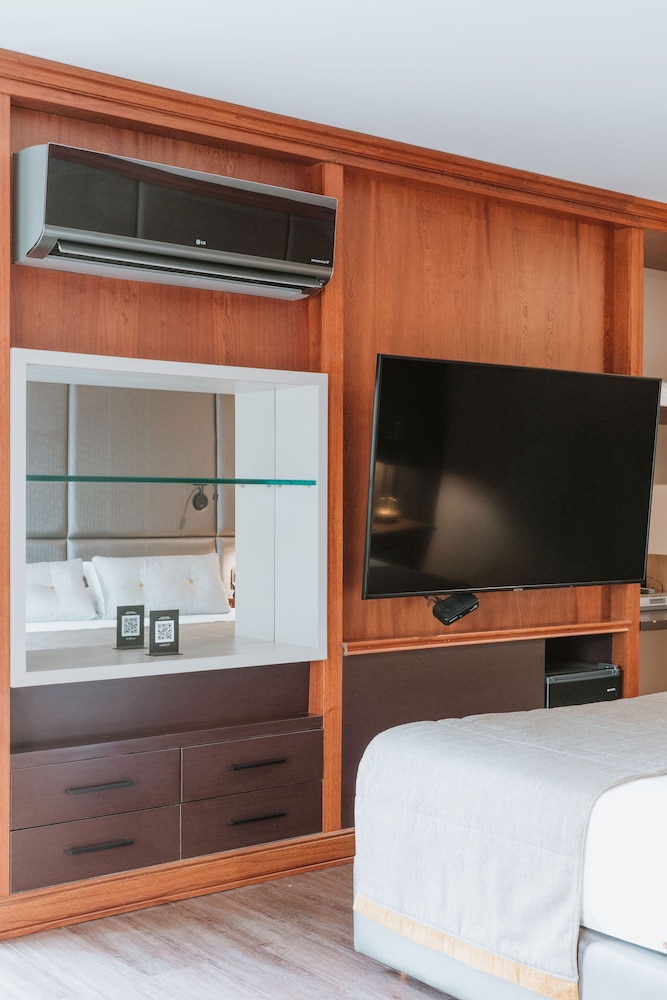 Executive Suite - Photo 2