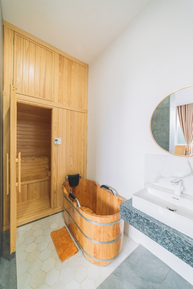 Deluxe Pool Access with Bathtub - Photo 3