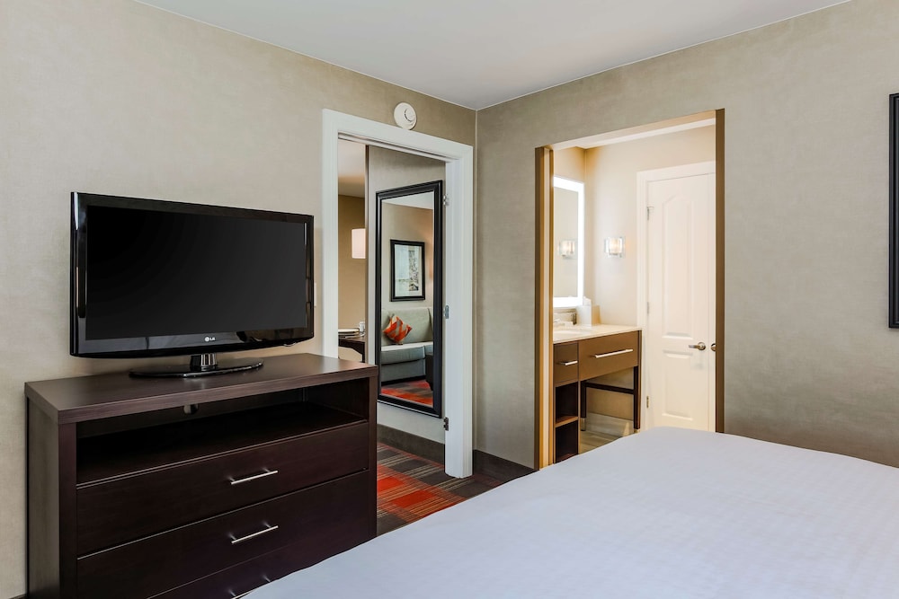 Suite, 1 King Bed, Accessible, Non Smoking (Mobility & Hearing, Roll-in Shower) - Photo 2