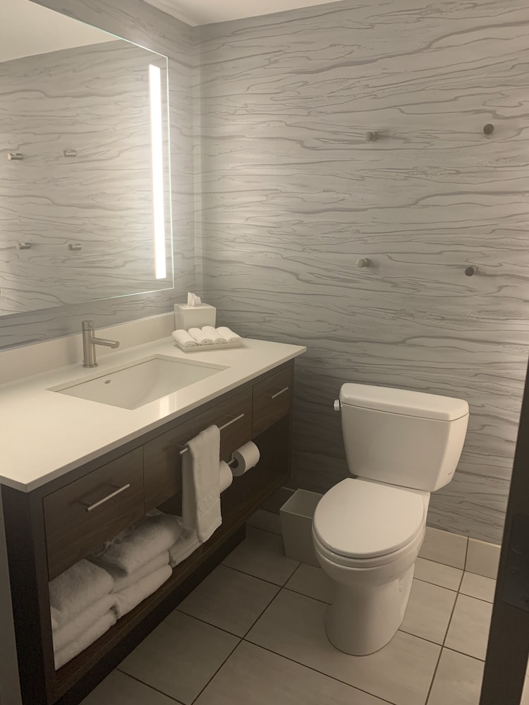 Studio, 1 King Bed, Accessible, Bathtub photo 2
