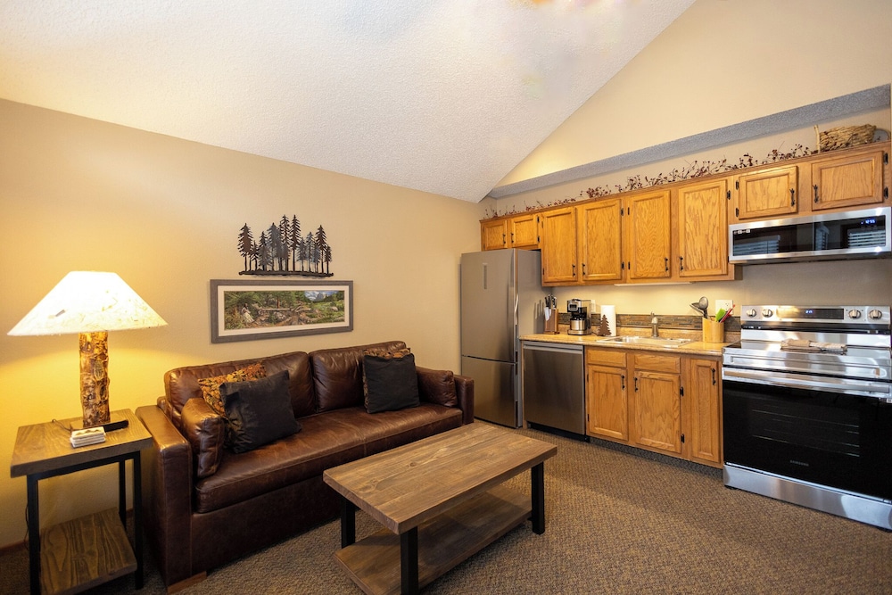 Suite (1 Bedroom Full Kitchen River Level)