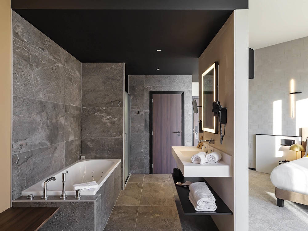Junior Suite, 1 King Bed, Bathtub, River View - Photo 2
