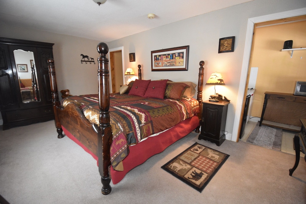 Deluxe Studio, 1 King Bed photo 1