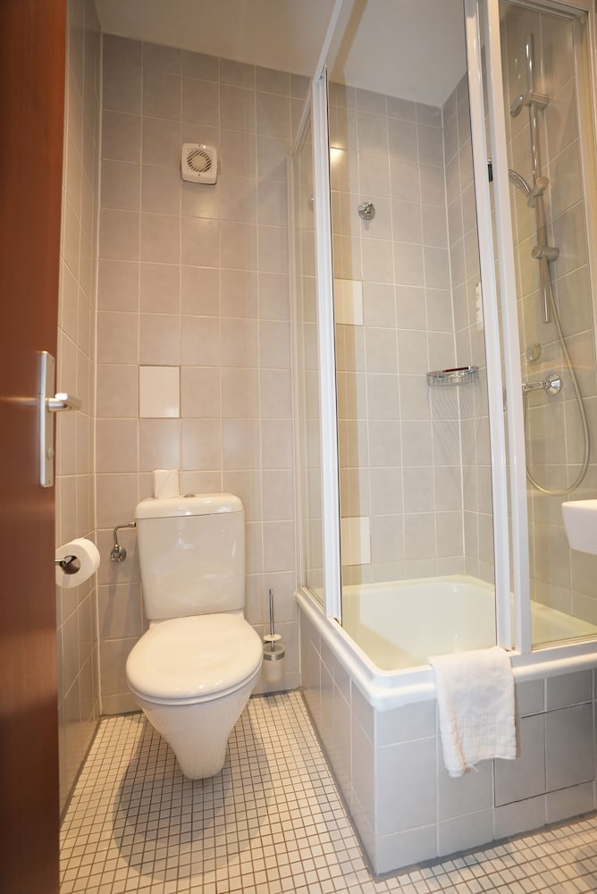 Basic Double Room (Budget) - Photo 10