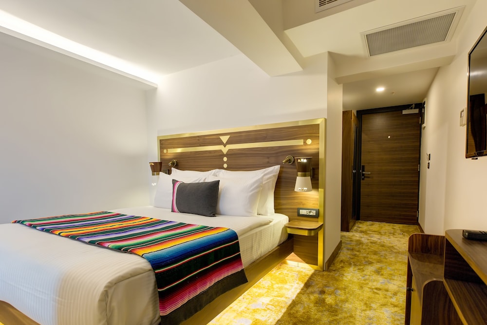 Deluxe Double Room thumbnail 6