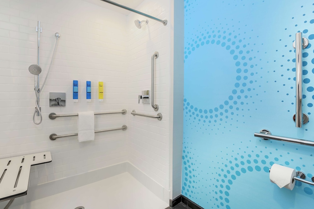 Room, 1 King Bed, Accessible (Hearing, Roll-in Shower)