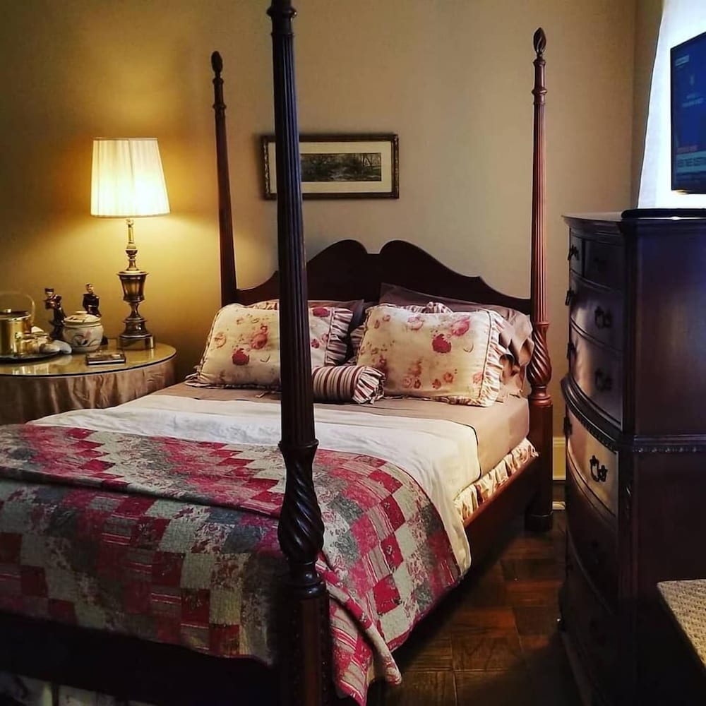 Albert Withington Room (1 Queen Bed, Shared Bathroom) photo 1