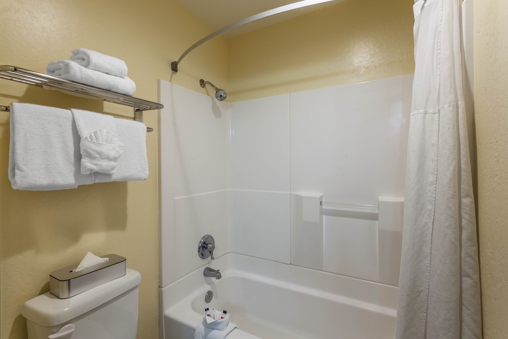 Standard Room, 2 Queen Beds - Photo 4