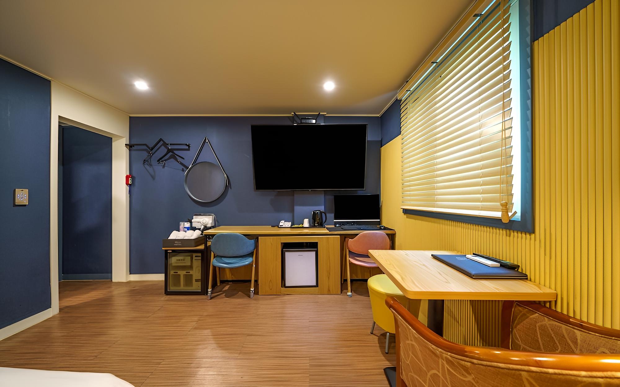 Room (Premium B (1 buggy PC 65-inch UHD Sma) - Photo 6