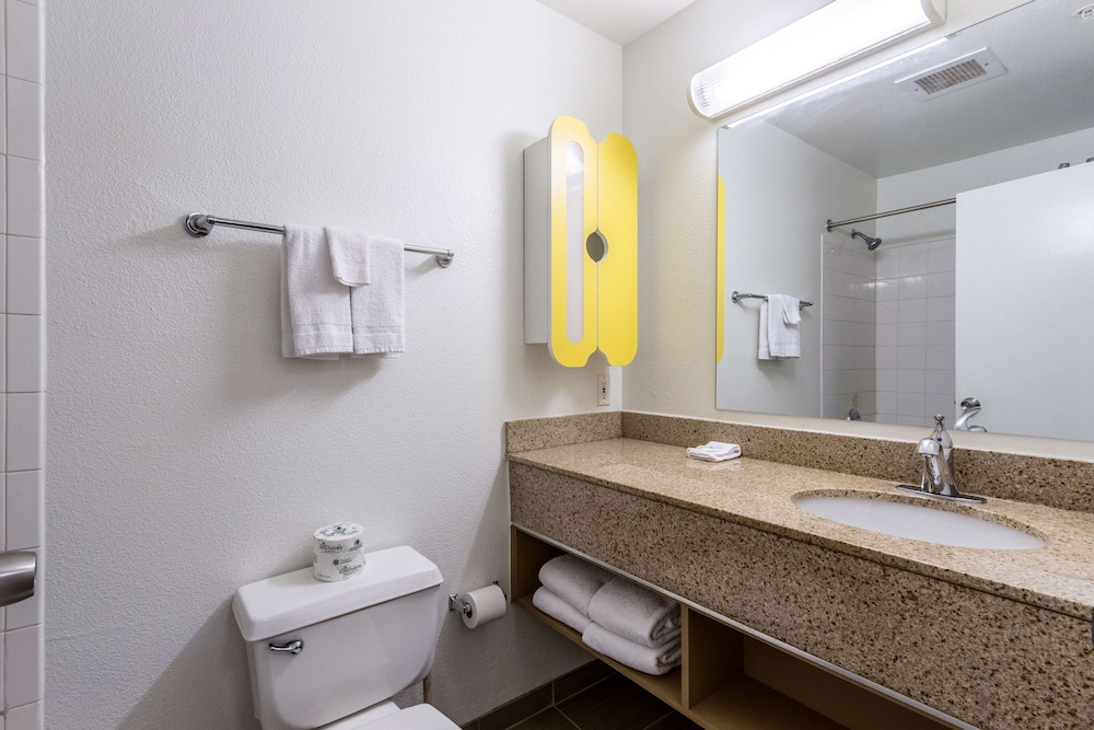 Deluxe Suite, Multiple Beds, Non Smoking, Kitchenette photo 3