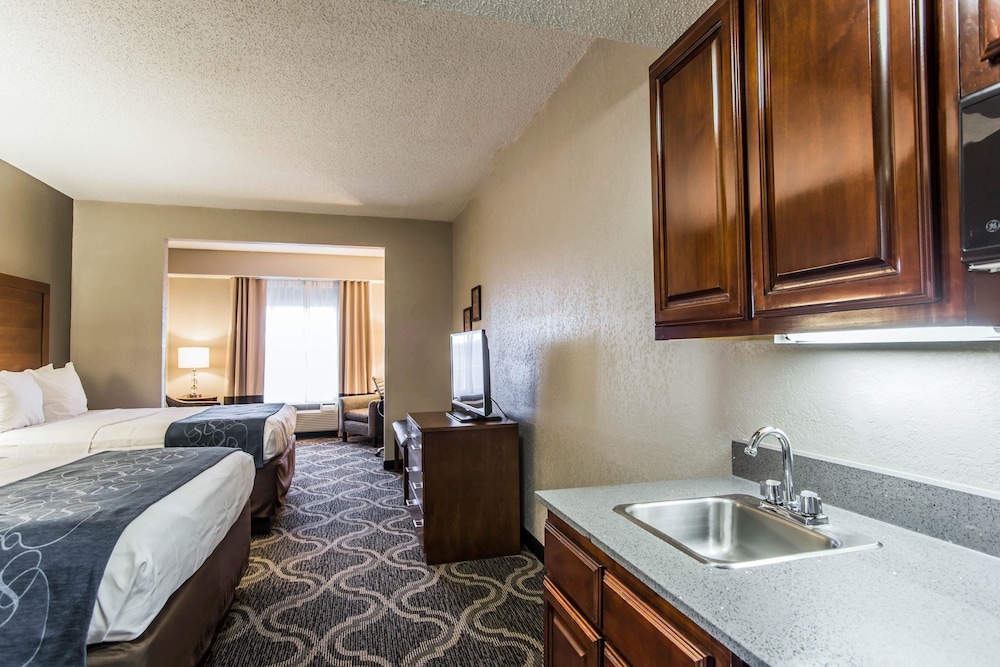 Suite, Non Smoking (2 Queen Beds & 1 Sofa Bed) - Photo 3