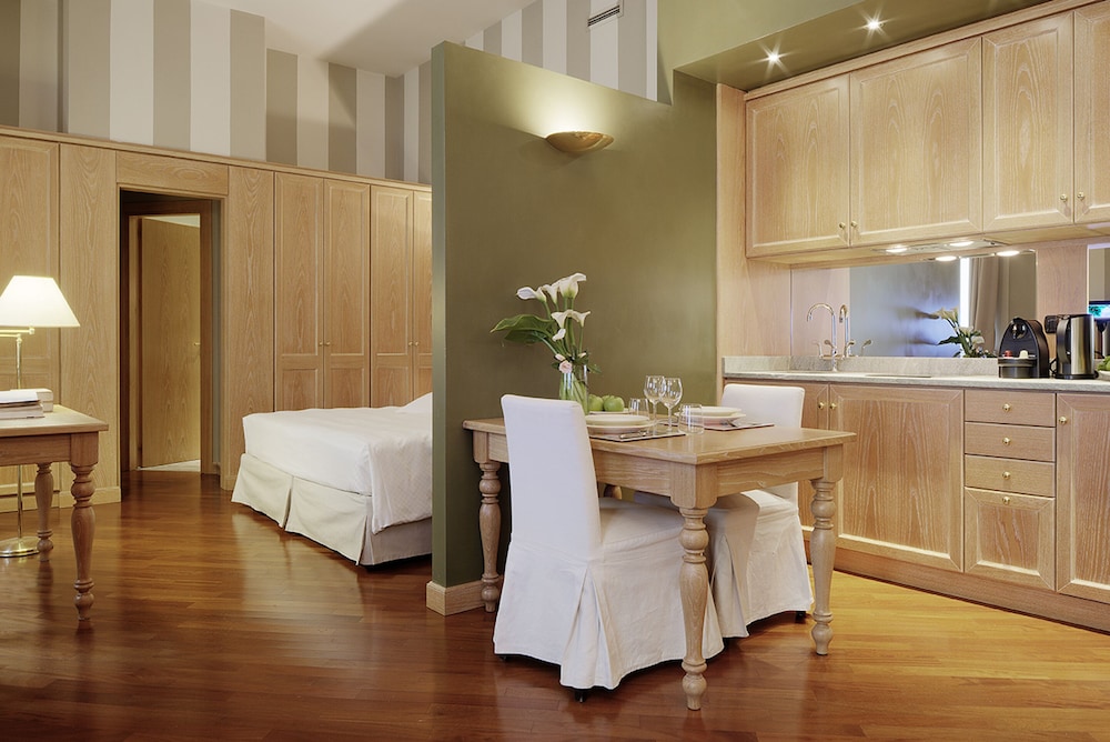 L Studio with Kitchenette and Sofa Bed