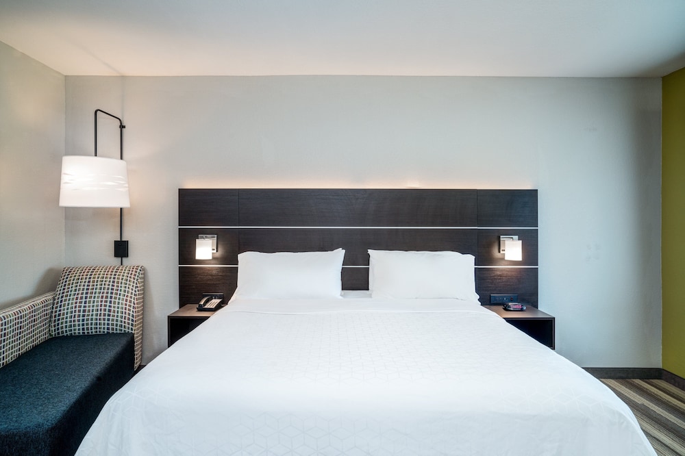Standard Room, 1 King Bed, Accessible (Accessible Tub) - Photo 1