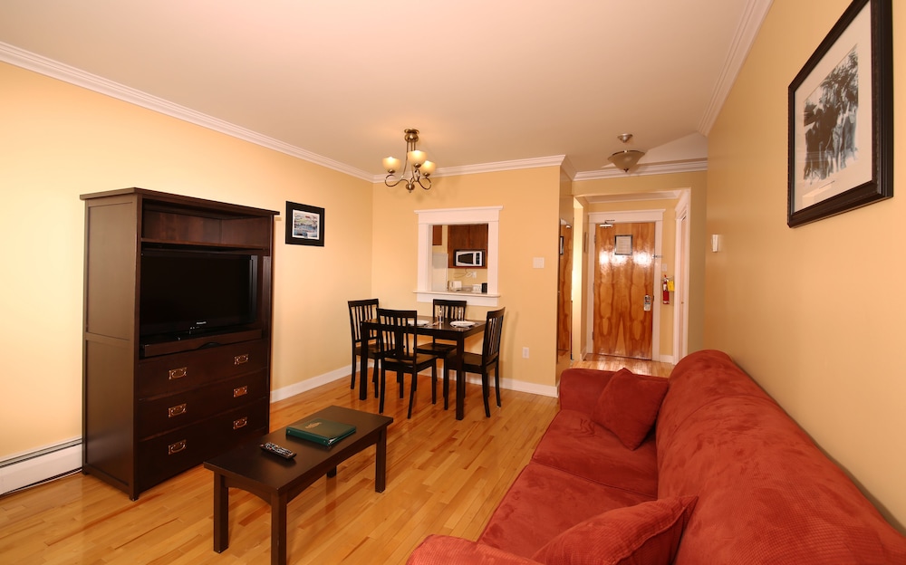 Family Suite, 1 Queen Bed with Sofa bed, Partial Ocean View photo 3