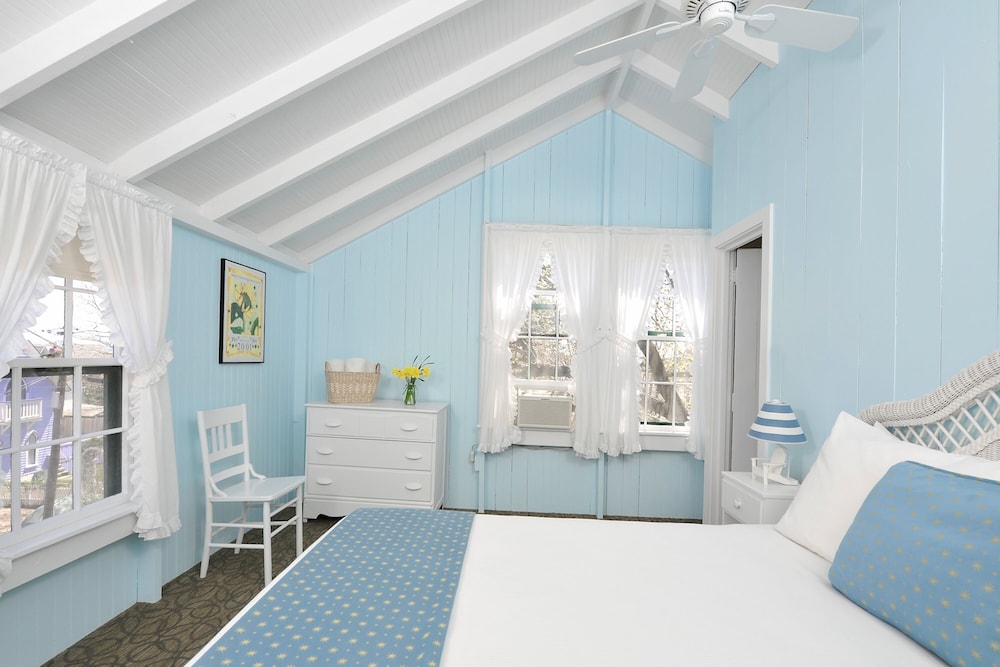 Annex Queen Room (No TV) photo 3